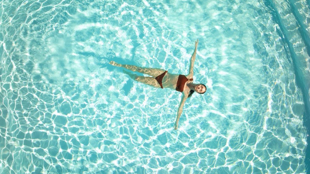 Secrets Lanzarote Resort & Spa - Adults Only Пуерто-Калеро Екстер'єр фото A woman floating in a swimming pool
